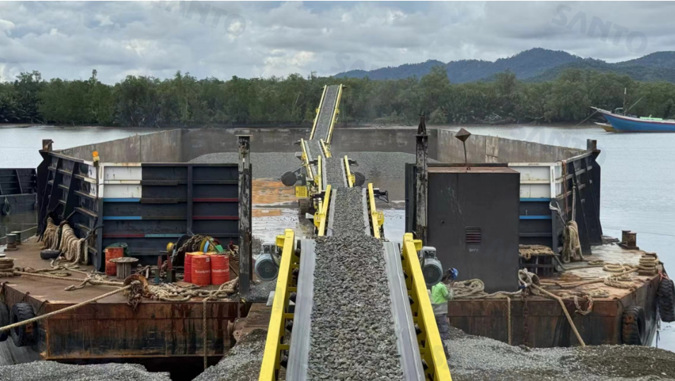 Mobile ship loading conveyor at a terminal
