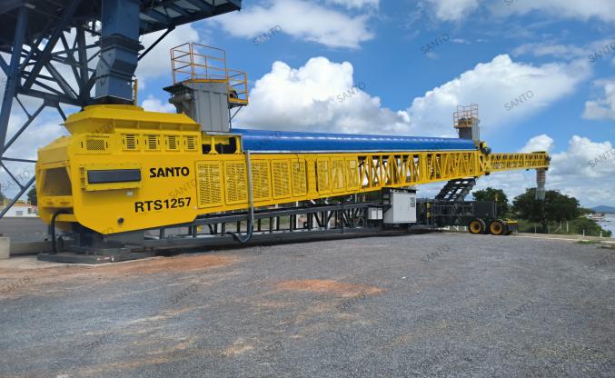 Telescopic stacker barge-loading grain in Brazil