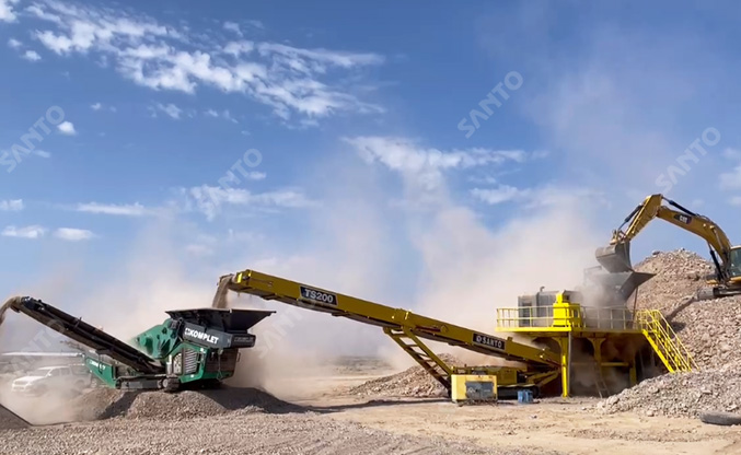 Tracked mobile conveyor stacking in Russia