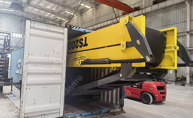 TS200 tracked stacker operating in Saudi Arabia