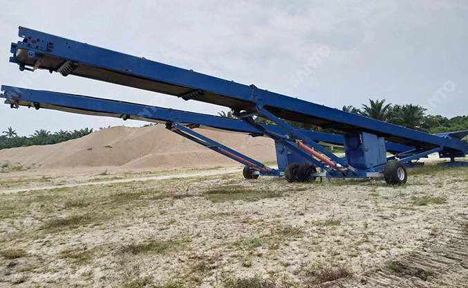 Wheeled mobile conveyors transporting sand in Malaysia